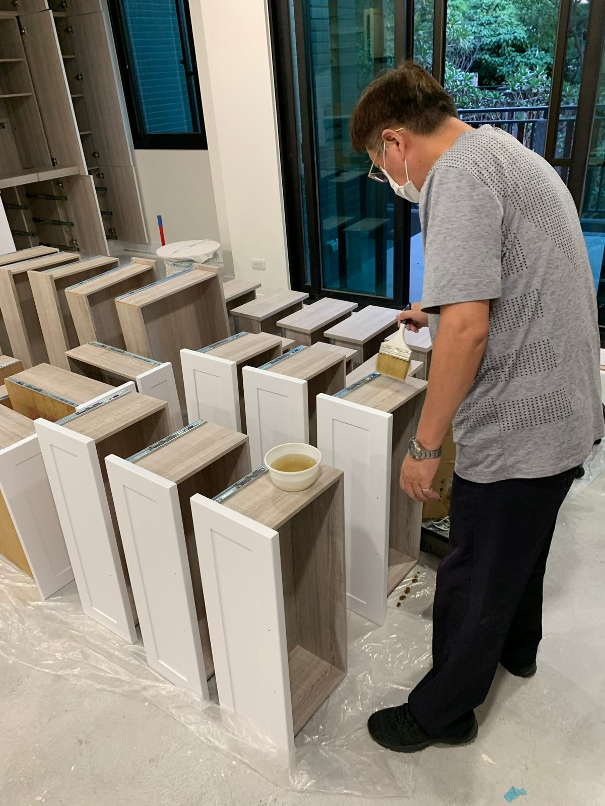 抽屜逐件抽出，內外一併施作